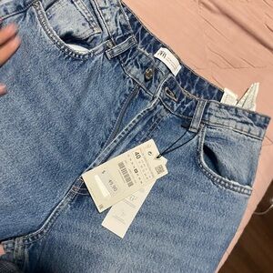 im selling a brand new , never worn , straight leg zara jean.